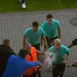 Micsoda botrány! A csapat szponzora fröcskölte arcon a bírót – videóval