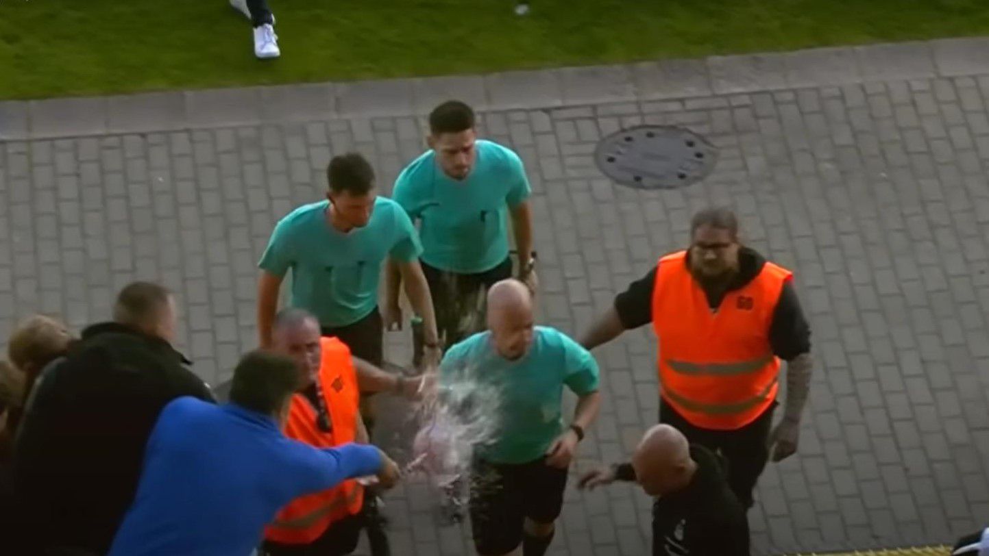 Micsoda botrány! A csapat szponzora fröcskölte arcon a bírót – videóval