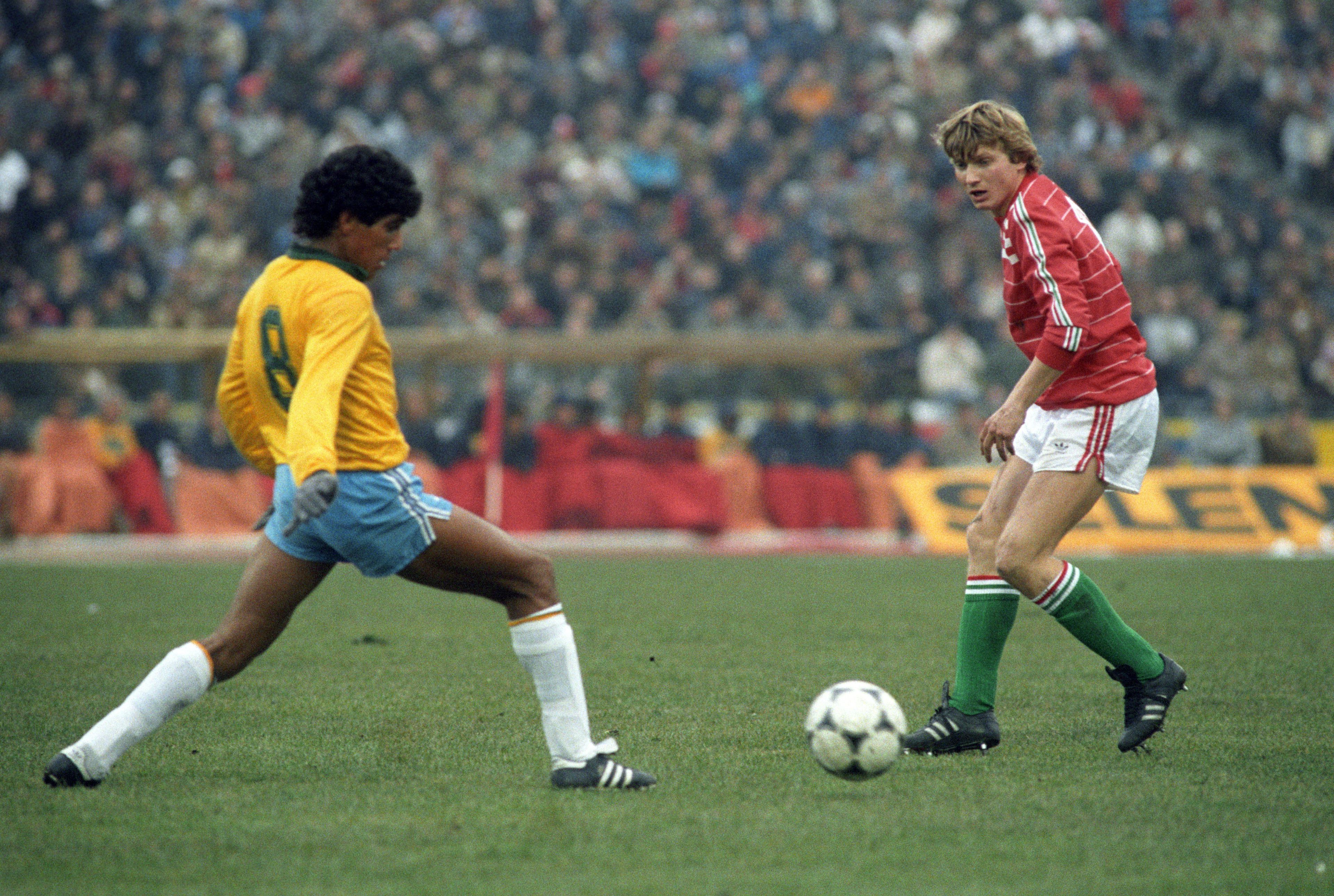 A magyar-brazilon Détári Alemaóval harcol a labdáért (Fotó: MTI/Németh Ferenc)