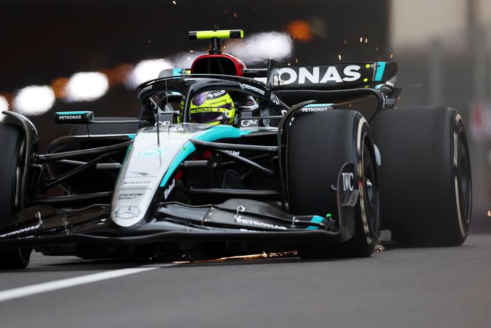 Lewis Hamilton végzett az élen az első szabadedzésen