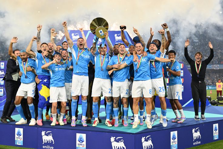 Videón a Napoli bajnoki ceremóniája és a városi örömünnep