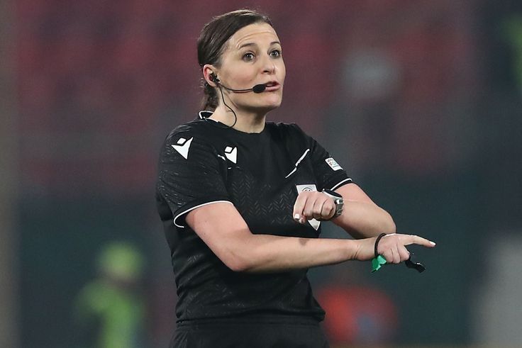 Női játékvezető bíráskodik az MTK–Újpest bajnoki meccsen
