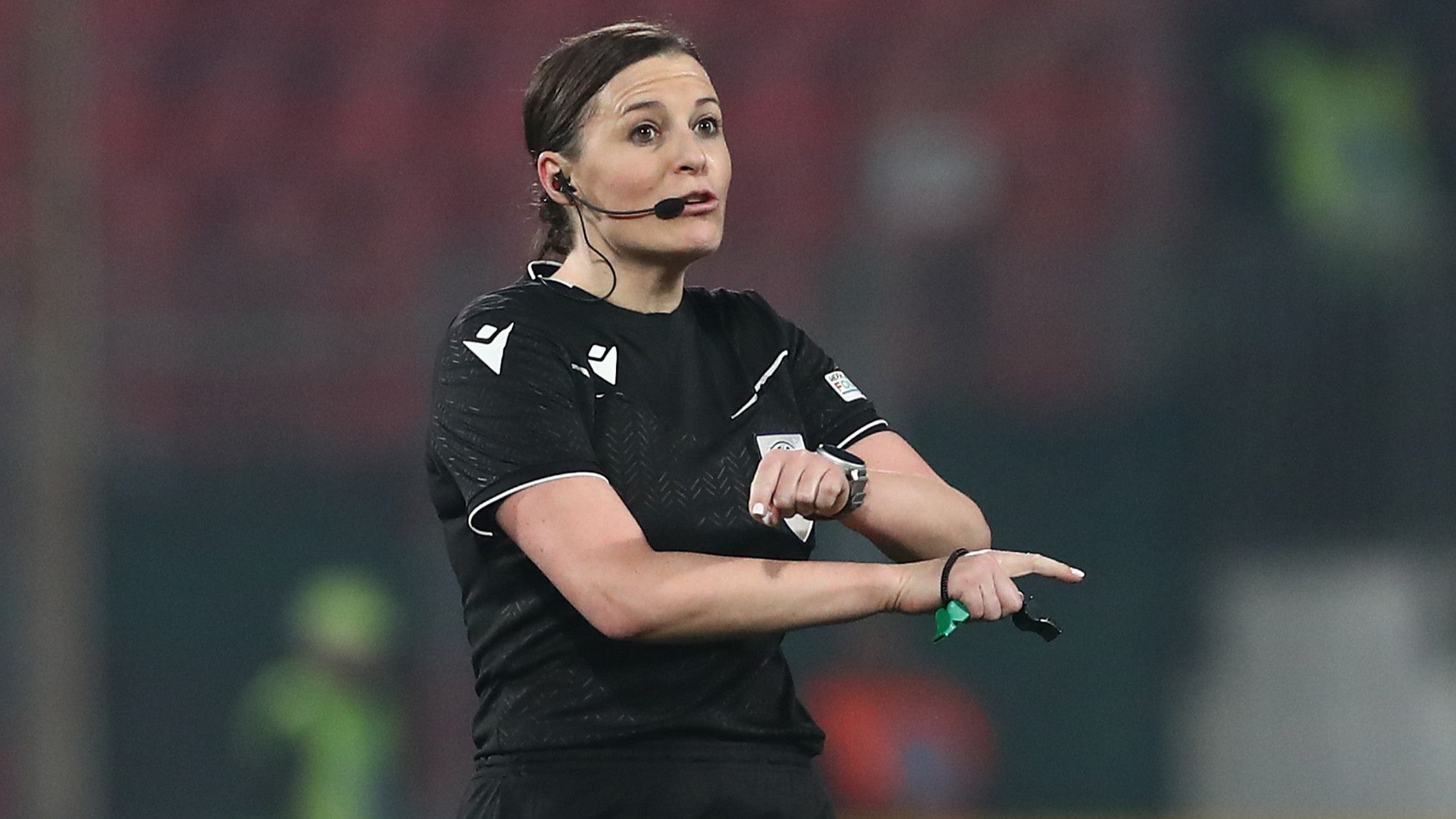 Női játékvezető bíráskodik az MTK–Újpest bajnoki meccsen