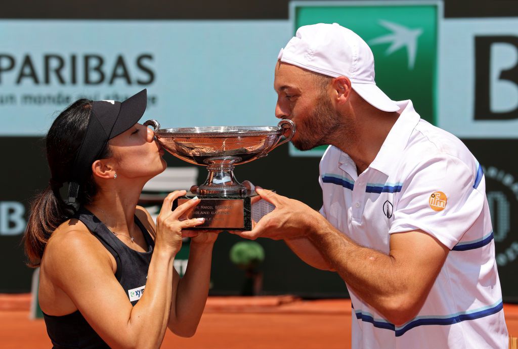 Minden jó, ha a vége jó: Kato a német párjával csókot lehel a győztesnek játó kupára (Fotó: Getty Images)