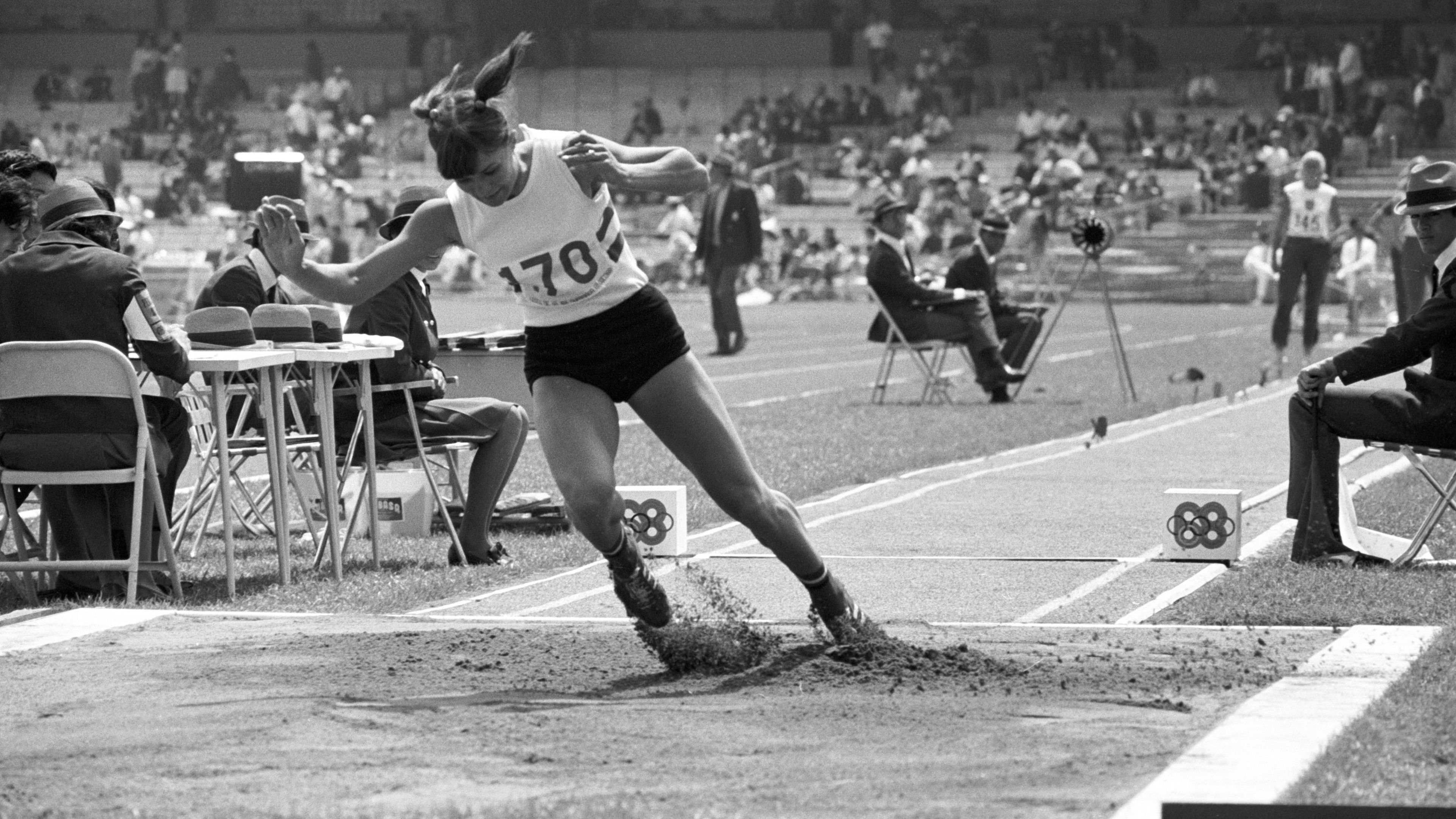 Tóthné Kovács Annamária távolugrás közben a női ötpróba versenyén a XIX. nyári olimpián. A magyar versenyző bronzérmet nyert.
(MTI/UPI-OL)