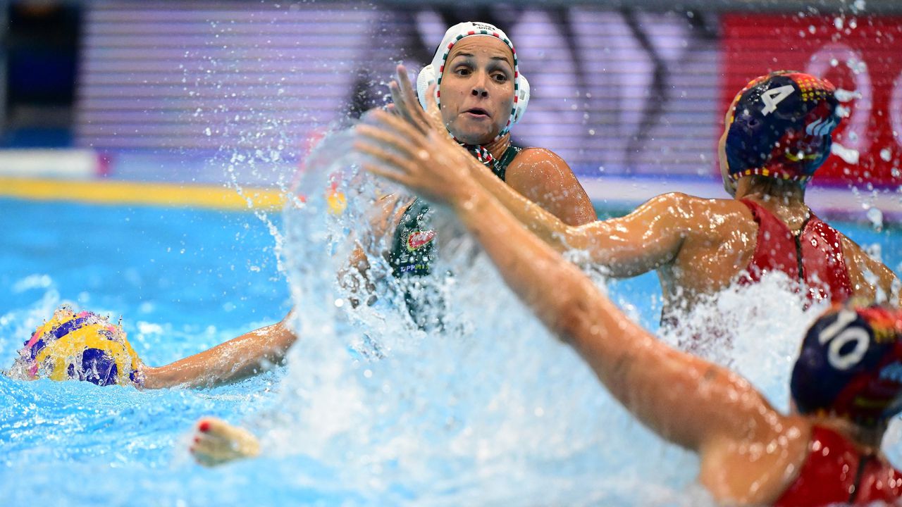 La selección húngara de waterpolo femenino no pudo con España y la portera tampoco