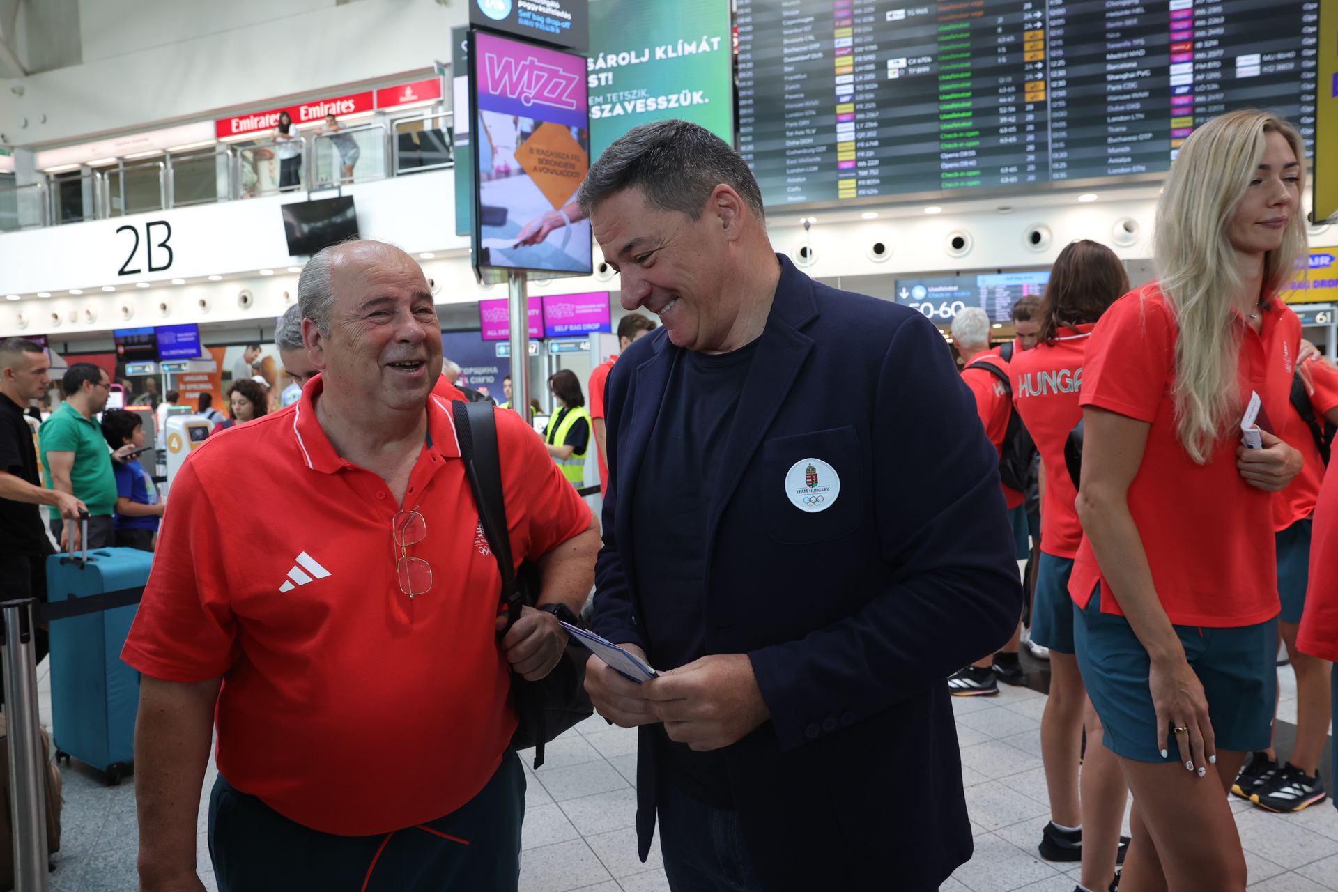 Egy jókedvű duó: Sós Csaba, az úszók kapitánya, Gyulay Zsolt, a Magyar Olimpiai Bizottság elnöke. Jobbra mellettük Senánszky Petra, a magyar úszóválogatott egyik csillaga (Fotó: Zsolnai Péter)