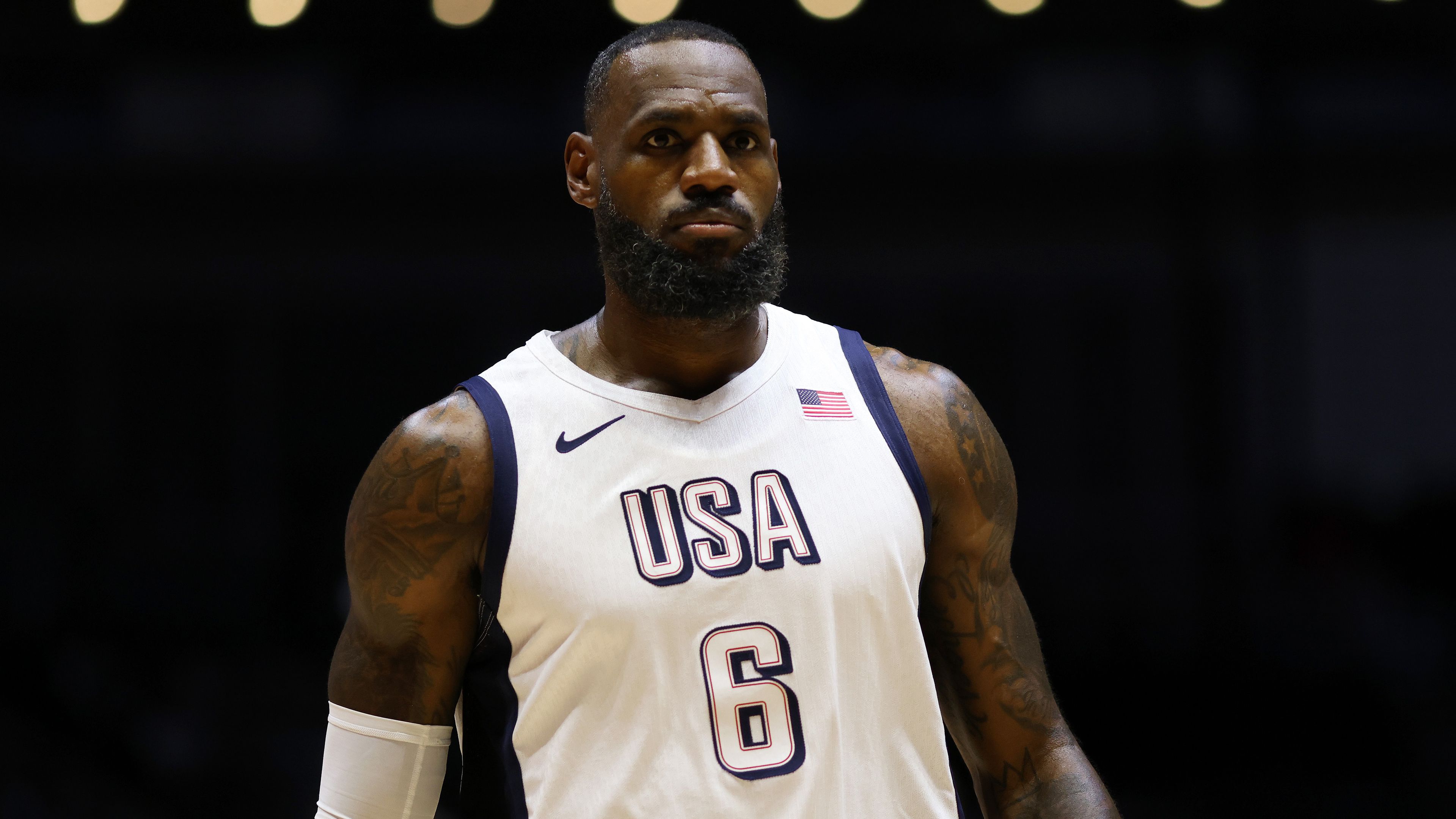 LeBron James az első amerikai férfi kosárlabdázó, aki viheti a zászlót az olimpián