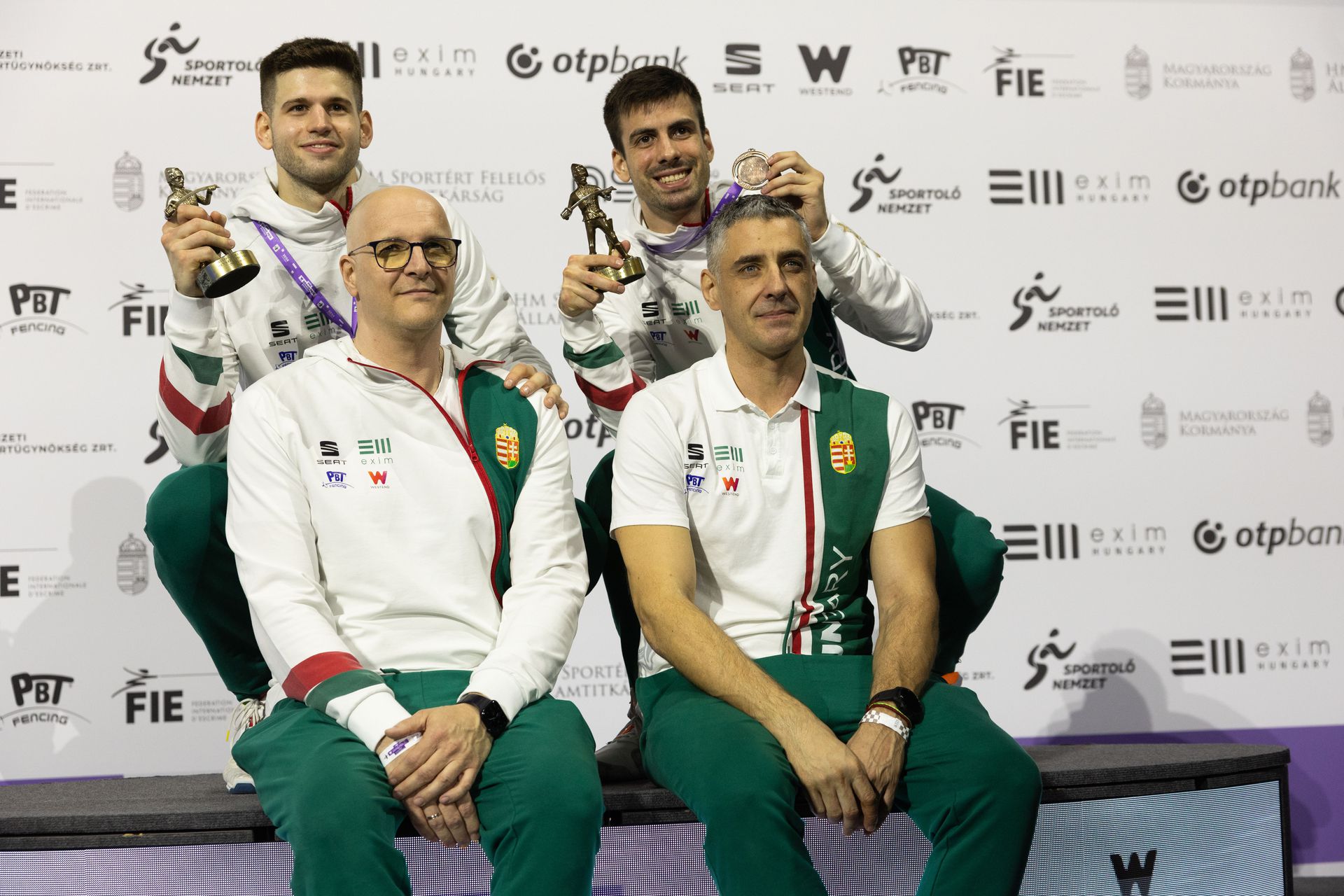 A papíron legnagyobb ellenfél, Siklósi Gergely (hátul balra), mellette Koch, elől Dancsházy-Nagy Tamás, a férfi párbajtőrözők vezetőedzője (balra) és Boczkó Gábor szövetségi kapitány (Fotó: Zsolnai Péter)