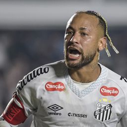 Neymar vitába keveredett egy szurkolóval a Santos meccsén – videó