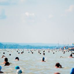 Elhalasztották a hétvégi Balaton-átúszást