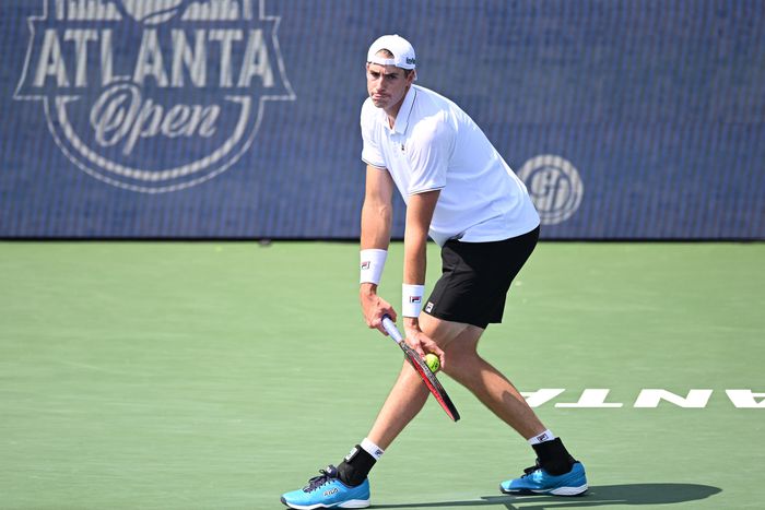 Az ellenfelek retteghetnek, amikor John Isner szerválni készül