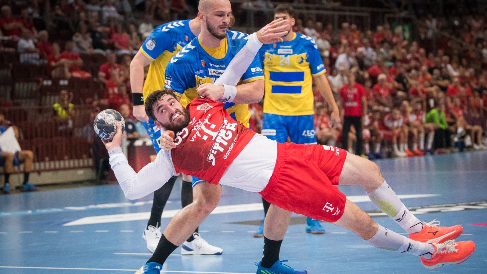 A veszprémiek világklasszis beállója, Ludovic Fabregas hat gólt dobott a Kielce elleni meccsen (Fotó: handballveszprem.hu)