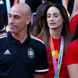 Végzetes lehet a csók, lemond a spanyol szövetség zaklatással vádolt elnöke – sajtóhír