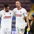 Bruno Fernandes és Jonny Evans – utóbbi a meccs legjobbjának járó díjjal a kezében