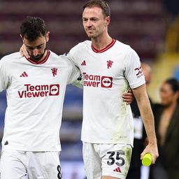 Bruno Fernandes és Jonny Evans – utóbbi a meccs legjobbjának járó díjjal a kezében