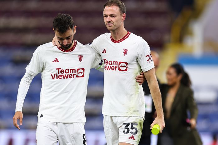 Bruno Fernandes és Jonny Evans – utóbbi a meccs legjobbjának járó díjjal a kezében