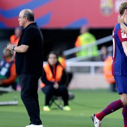 Xavi próbálta vigasztalni a megsérült Frenkie de Jongot