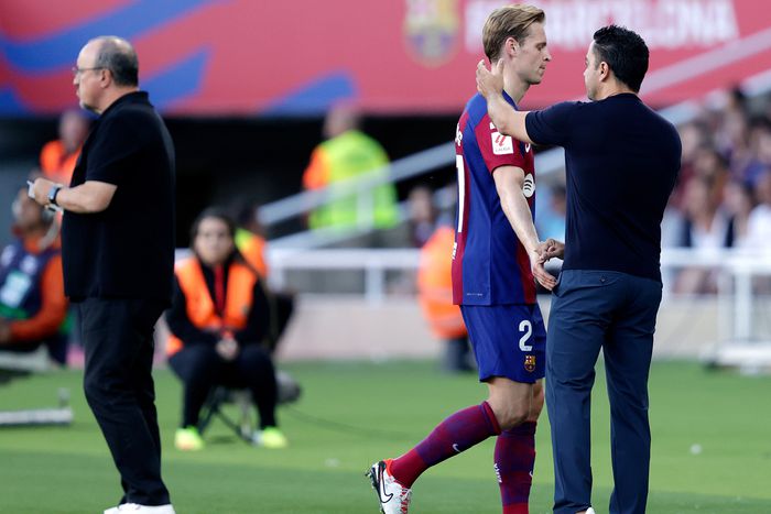 Xavi próbálta vigasztalni a megsérült Frenkie de Jongot