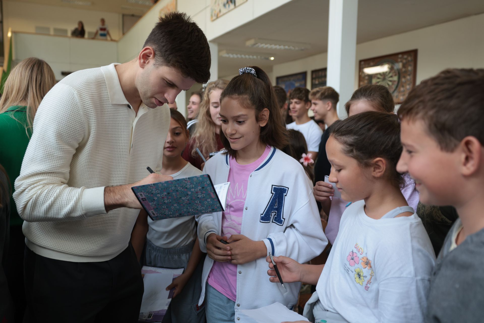 Siklósi Gergely nem pihenhetett a kérdések után, az autogramokat is szívesen osztotta a tanulóknak