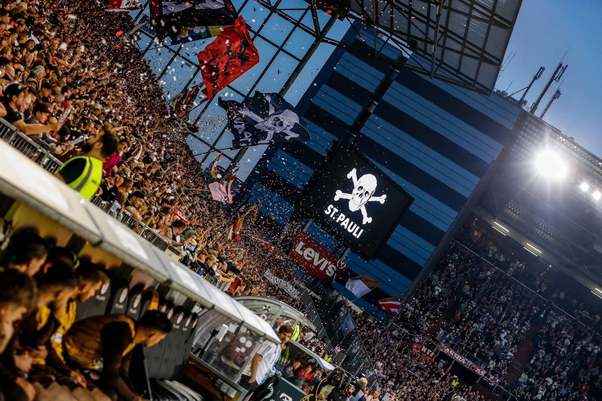 A St. Pauli rajongói köztudottan fanatikusak, úgy vélik, hogy az RB Leipzig a belepumpált sok pénz miatt létezik, a nemtetszésüknek pedig keményen hangot is adnak /Fotó: Profimédia