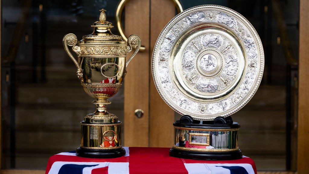 Wimbledoni trófeák: a kupa a győztes, a tál a döntő vesztesétnek jutalma. Mikor lesz magyar játékosnak ilyen a kezében? (Foto: GettyImages)