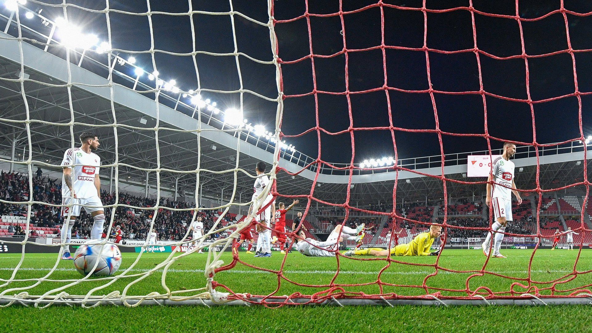 Öt gól esett hétfő este Debrecenben, de a Kisvárda megszerezte a győzelmet. (Fotó: MTI/Czeglédi Zsolt)