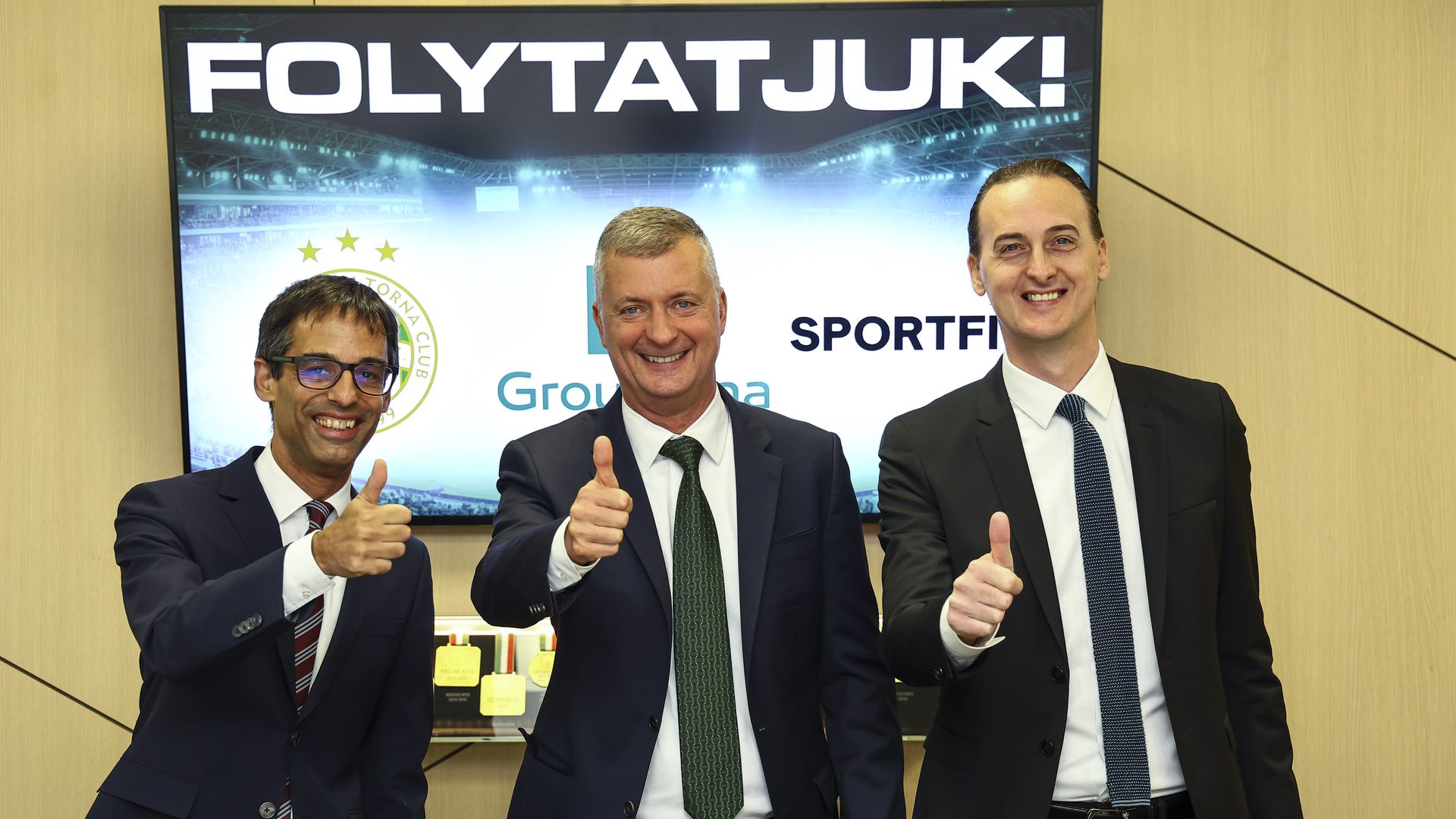 Alexandre Jeanjean (balra), a Groupama Biztosító vezérigazgatója szerint cégét a Ferencváros sikerein keresztül egyre többen ismerték meg. (Fotó: fradi.hu)