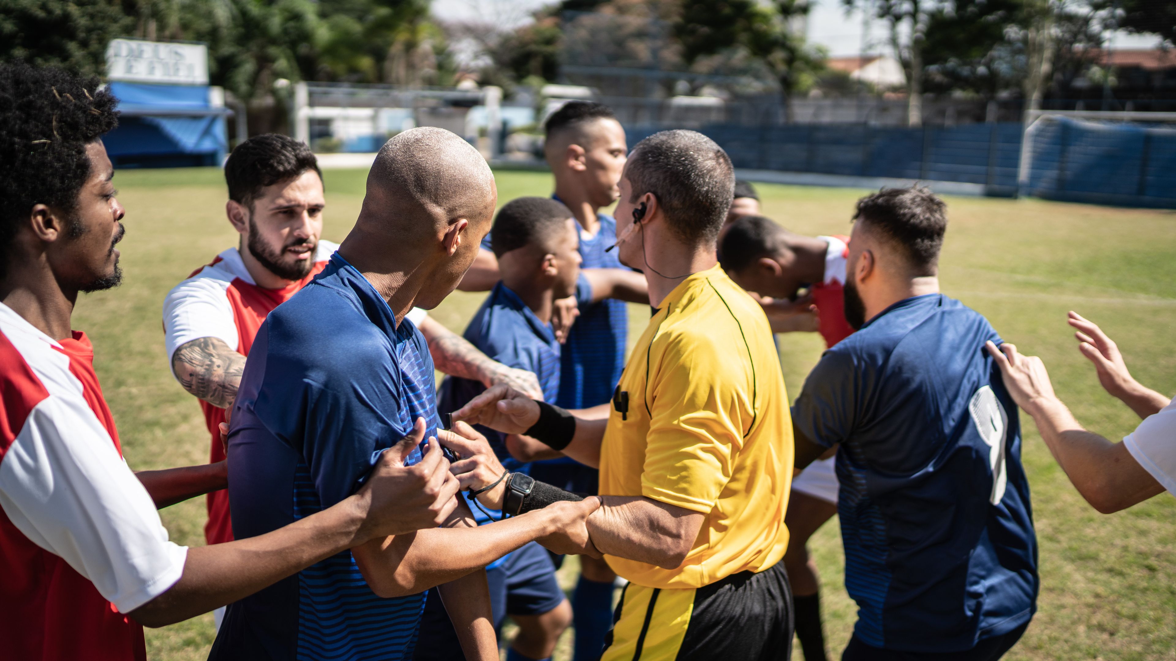 „Ezután kapták körbe a sporit az ellenfél játékosai” (képünk illusztráció)