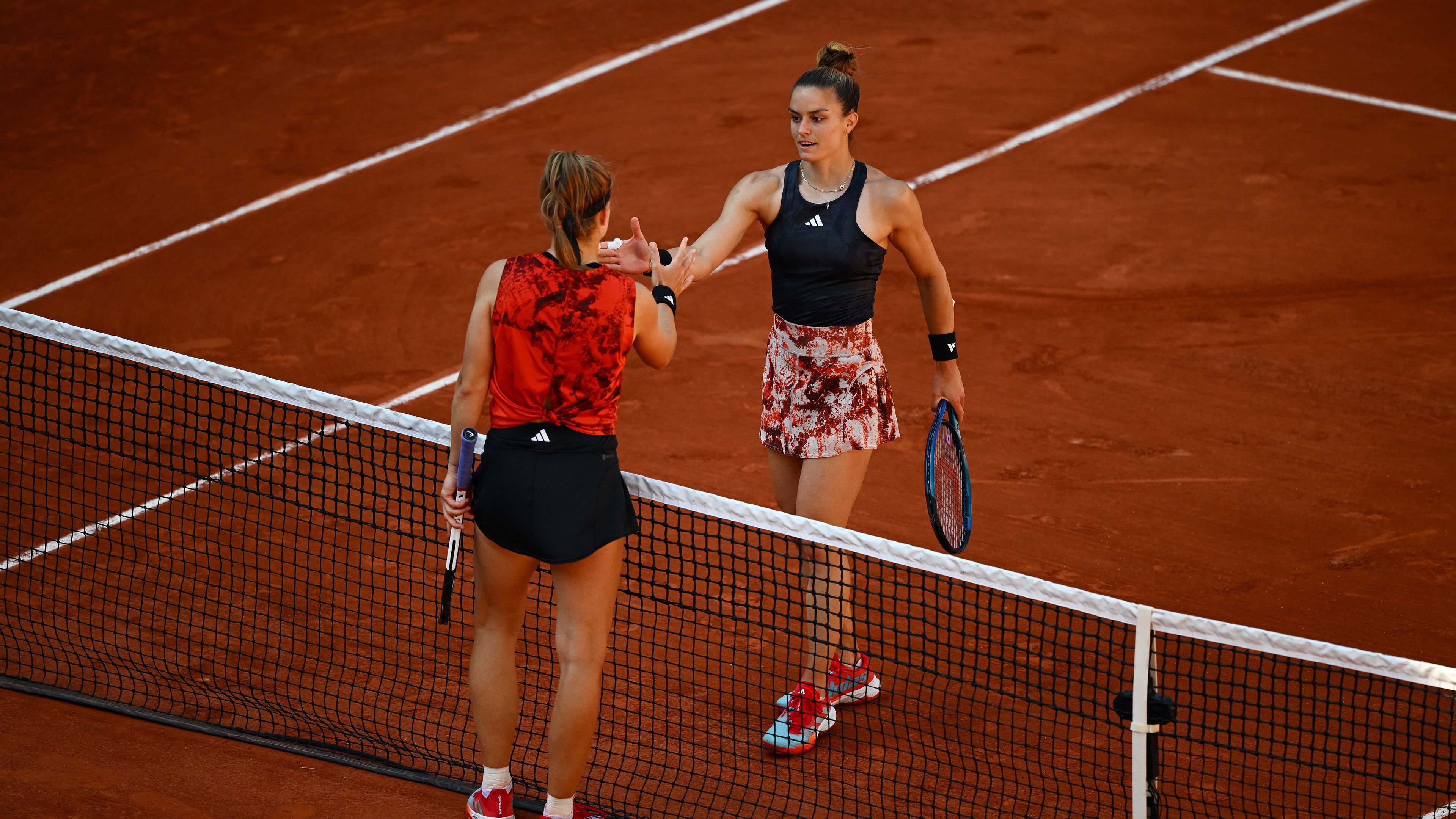 Karolína Muchová (háttal) és Maria Szakkari az idei Roland Garroson
