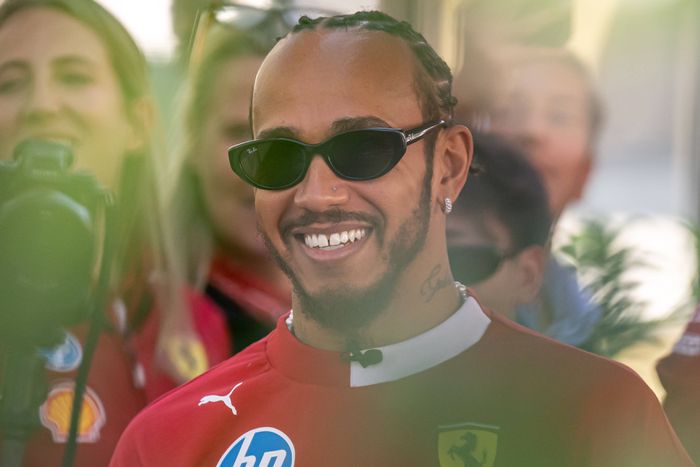 Hamilton szerint nagyon oda kell figyelnie a két McLaren pilótának Verstappenre
