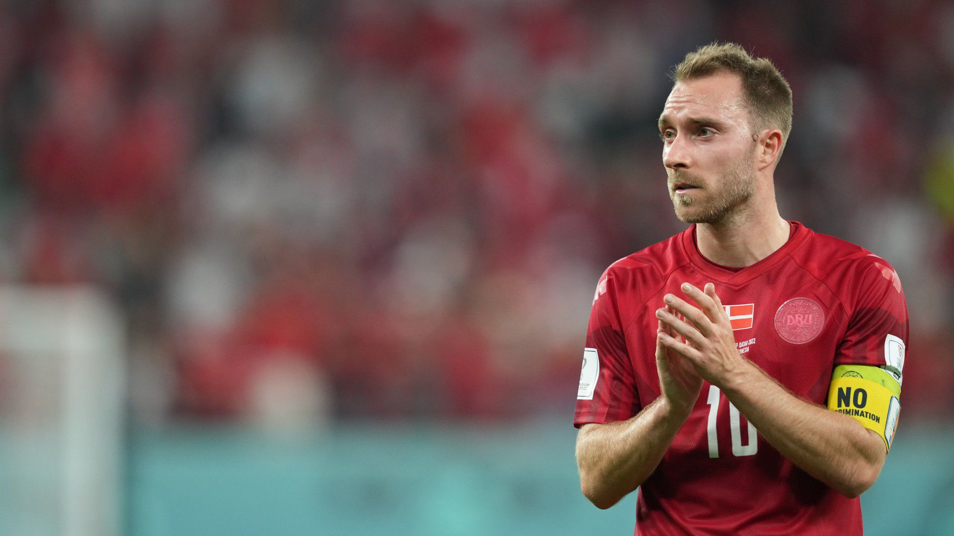 Christian Eriksen sem viselhette a szivárványszínű karszalagot /Fotó: Getty Images