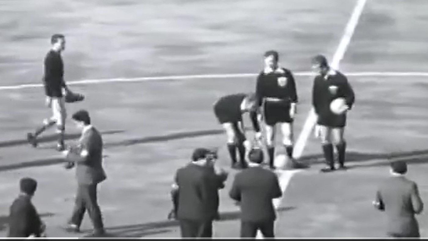 Az a bizonyos 1962-es negyeddöntő. A bírói hármas közepén az ezerszer elátkozott Latisev, balra a magyar kapus, Grosics Gyula baktat... (Fotó: YouTube)