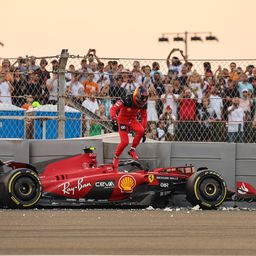F1-hírek: Sainz összetörte a Ferrarit, Leclerc nyerte a második edzést – videóval
