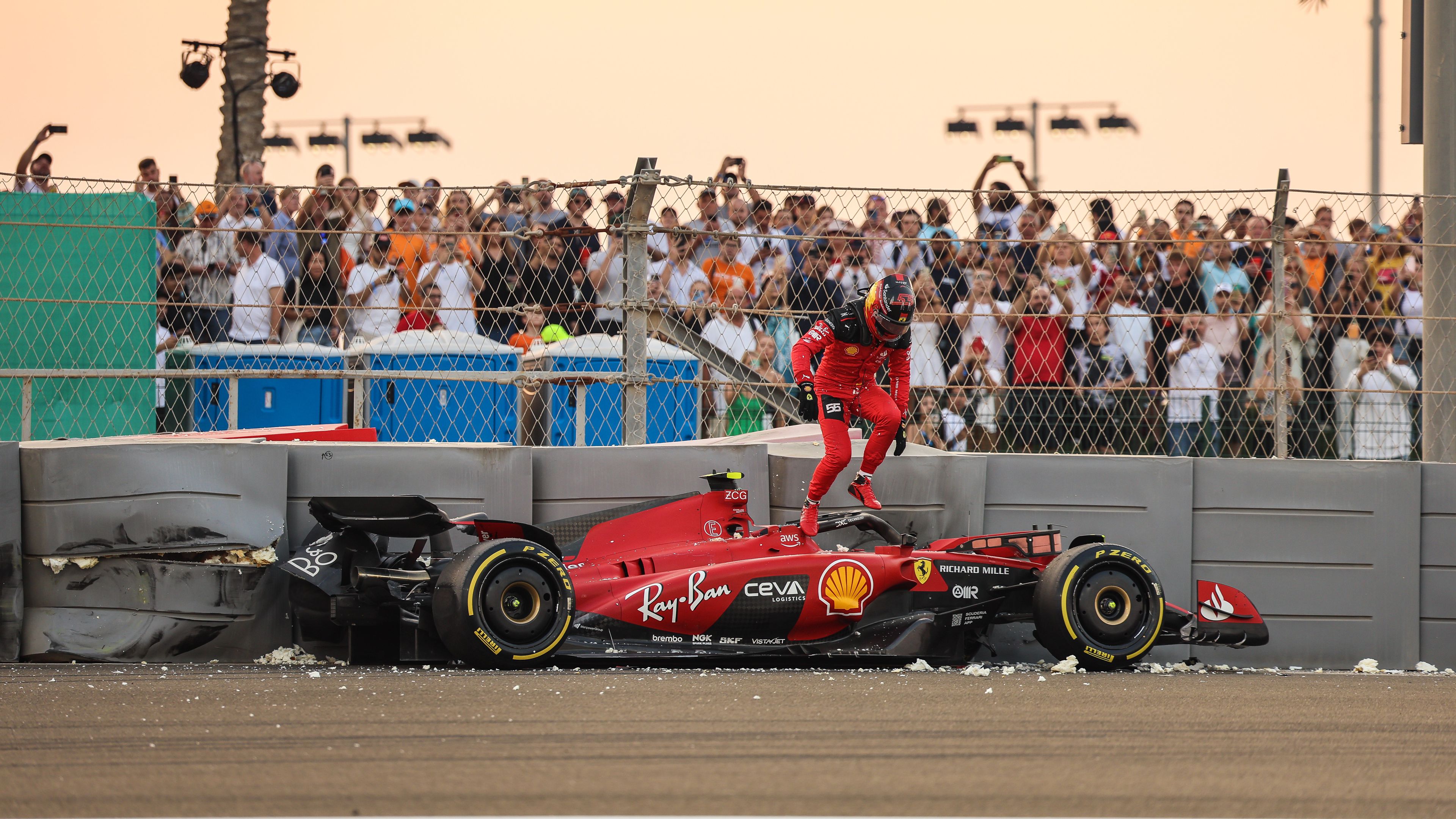 Carlos Saint összetörte a Ferrarit