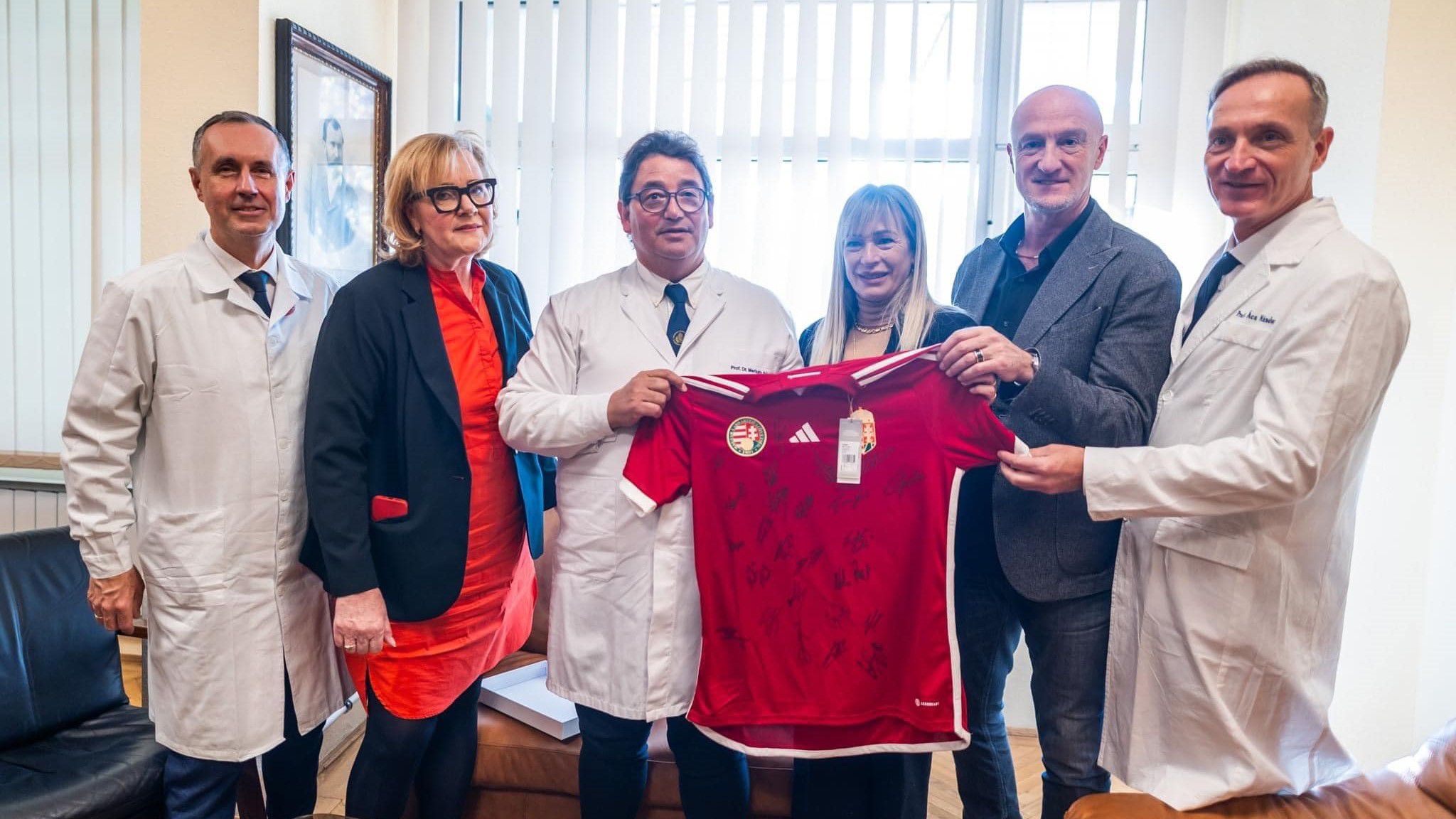 Marco Rossi átadta a mezt, amellyel a magyar labdarúgó-válogatott támogatja a Semmelweis Egyetem Alapítványát (Fotó: Facebook/Dr. Merkely Béla)