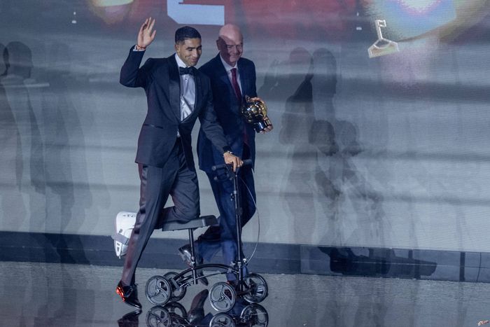 Asraf Hakimi ugyan csak rollerrel tud közlekedni, de állítása szerint jól halad a felépülése