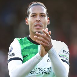 A Liverpool védője egy mozdulattal minősítette a játékvezetőt az Arsenal elleni rangadón – fotóval