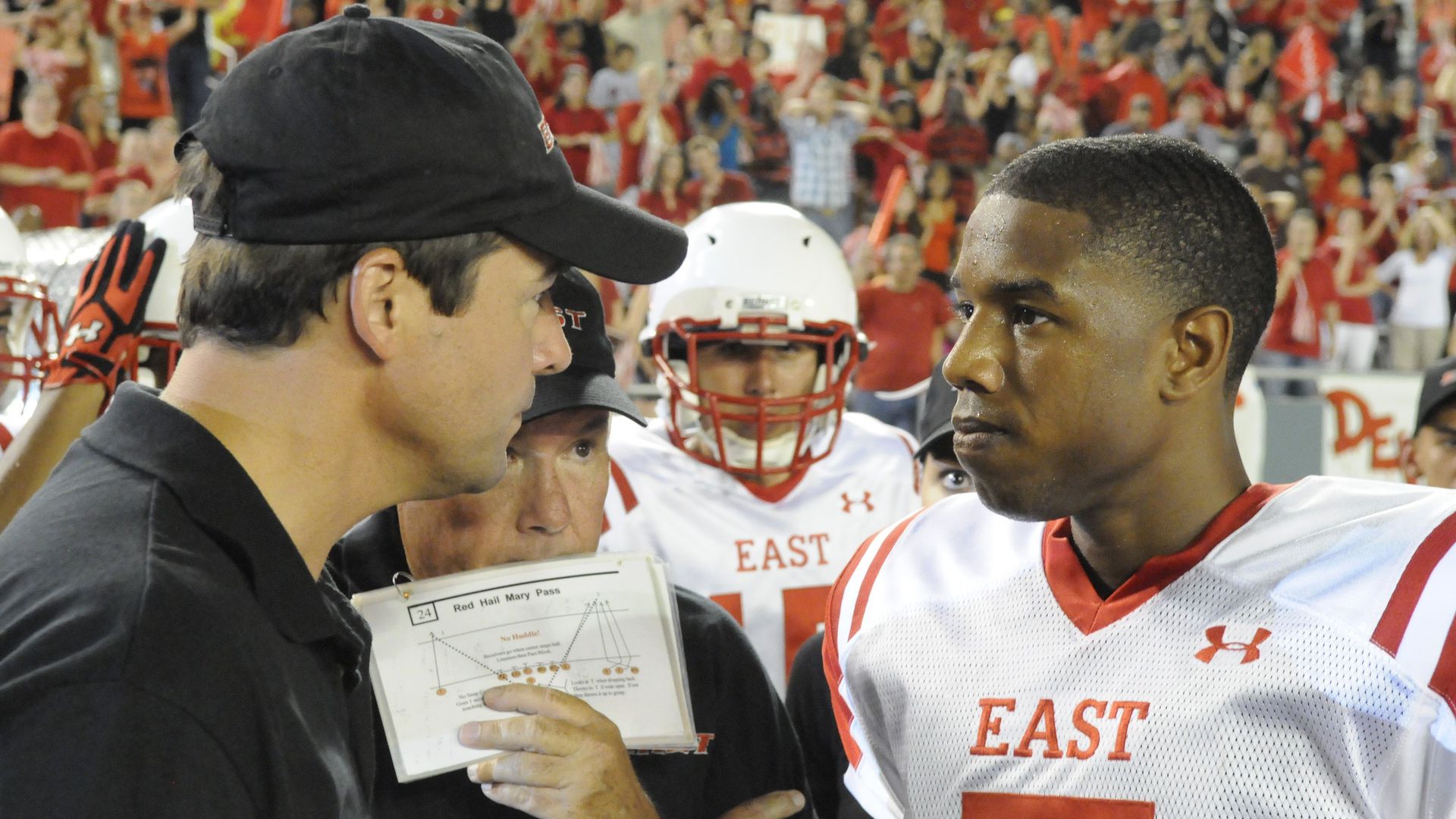 Az East Dillon Lions vezetőedzője Eric Taylor (Kyle Chandler) és irányítója, Vince Howard (Michael B. Jordan) Fotó: Getty Images