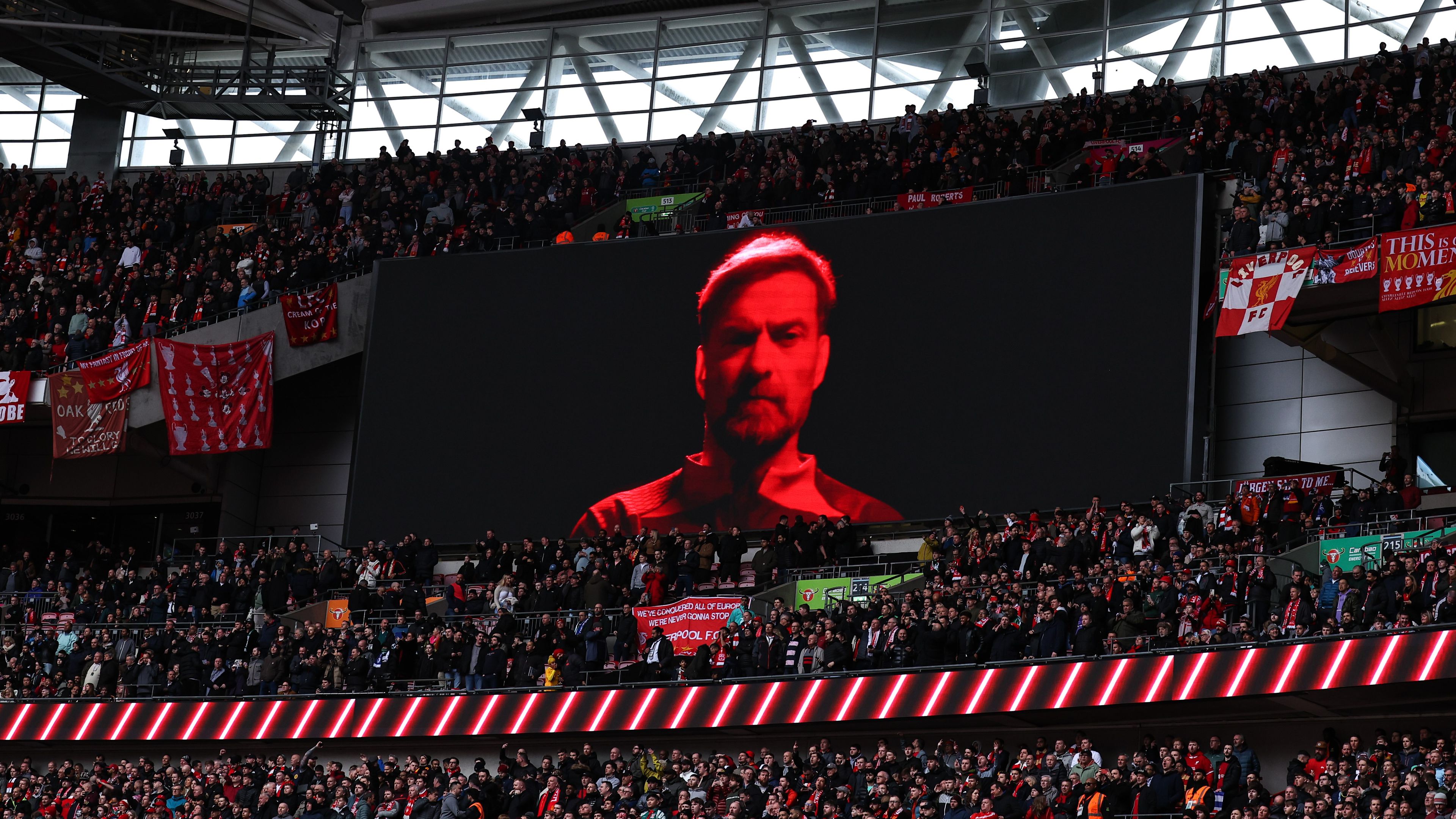 Ilyen hangulatban kezdődött a Ligakupa-döntő a Wembleyben – helyszíni videókkal