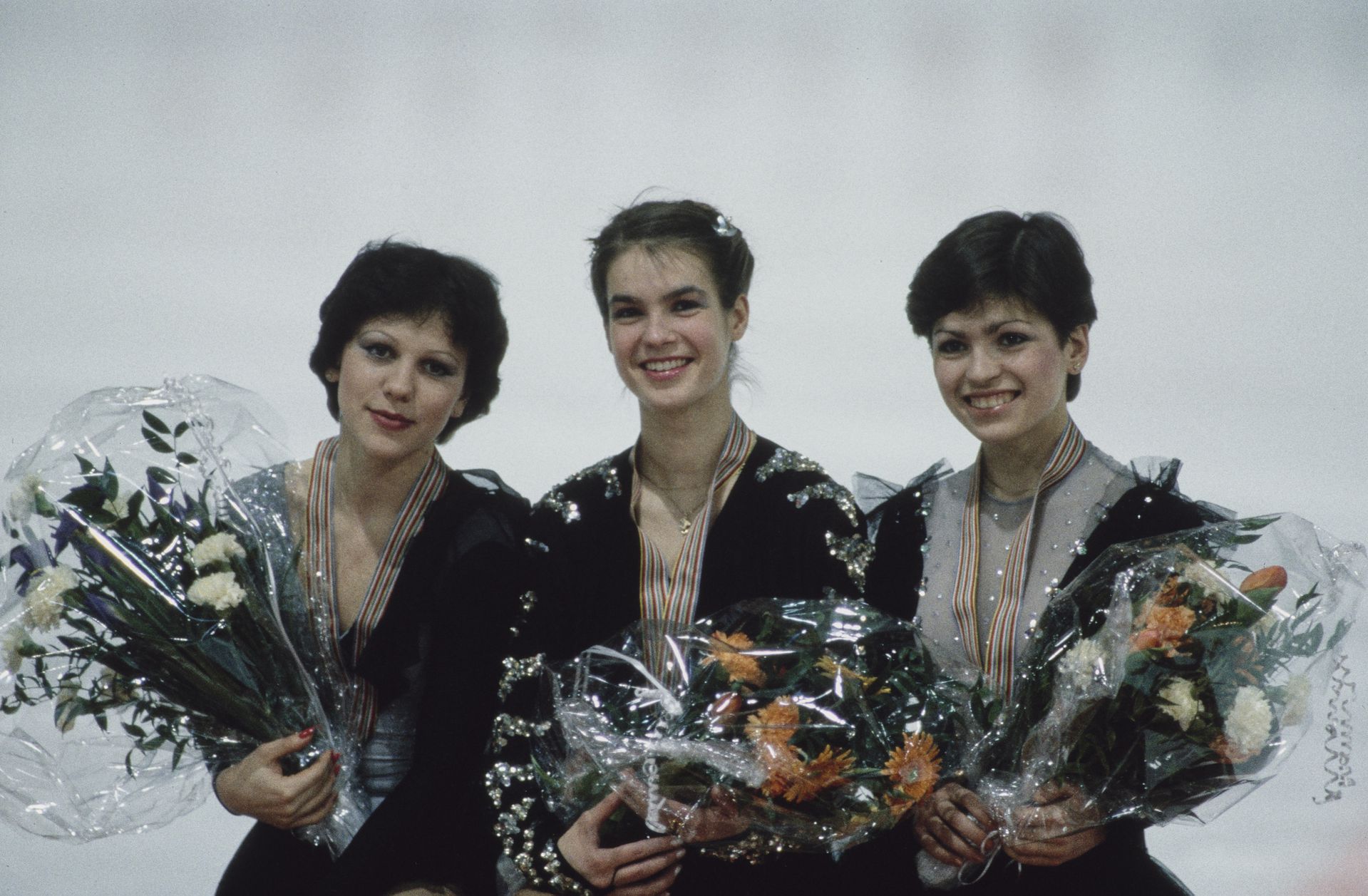 Egy szép emlék 1986-ból: az Eb-dobogón honfitárnőjével, Kira Ivanovával (balra), és a „szocialista világ legszebb arcával”, a keletnémet Katarina Witt-tel (Fotó: Getty Images)