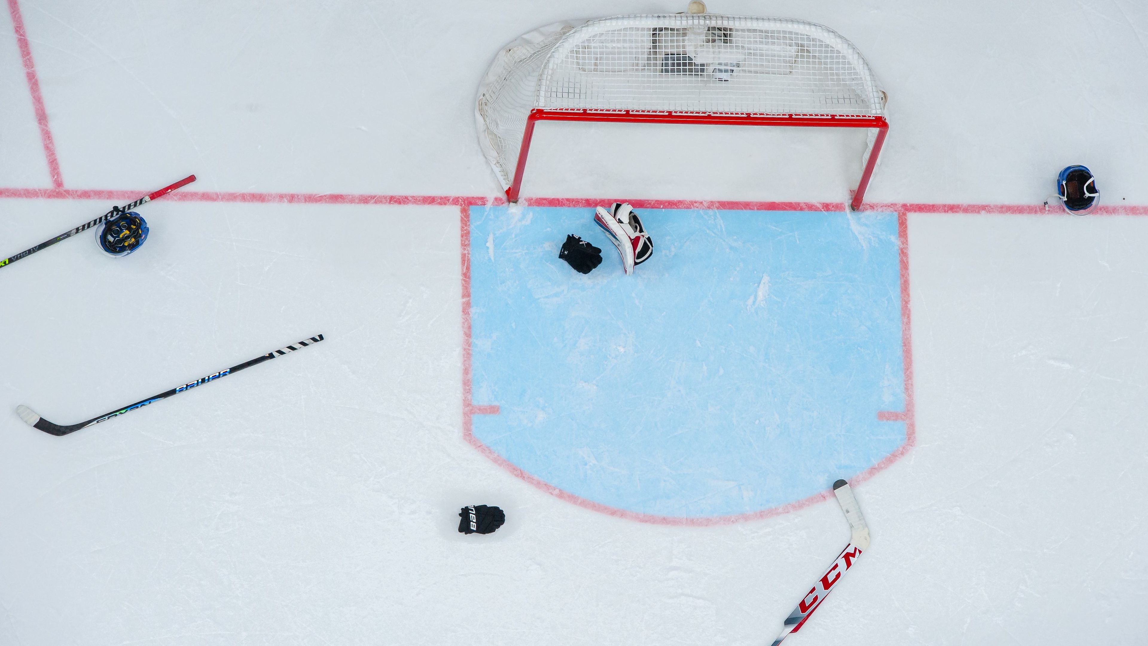 Repültek a kesztyűk és az ütők a sportszerűtlenül viselkedő szerb fiatalok miatt. (Fotó: Getty Images)