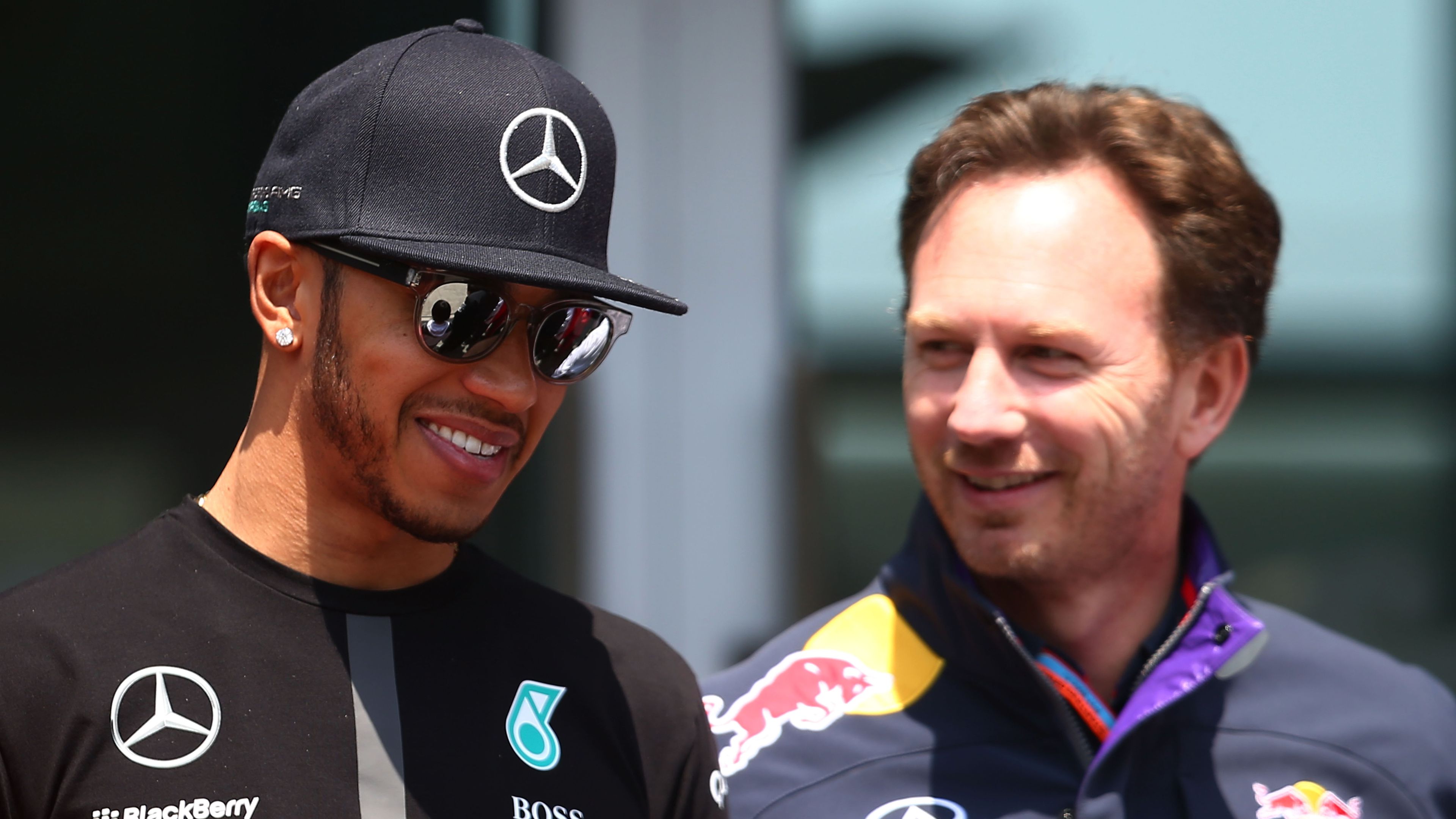 Lewis Hamilton és Chrtistian Horner egyelőre riválisok maradnak