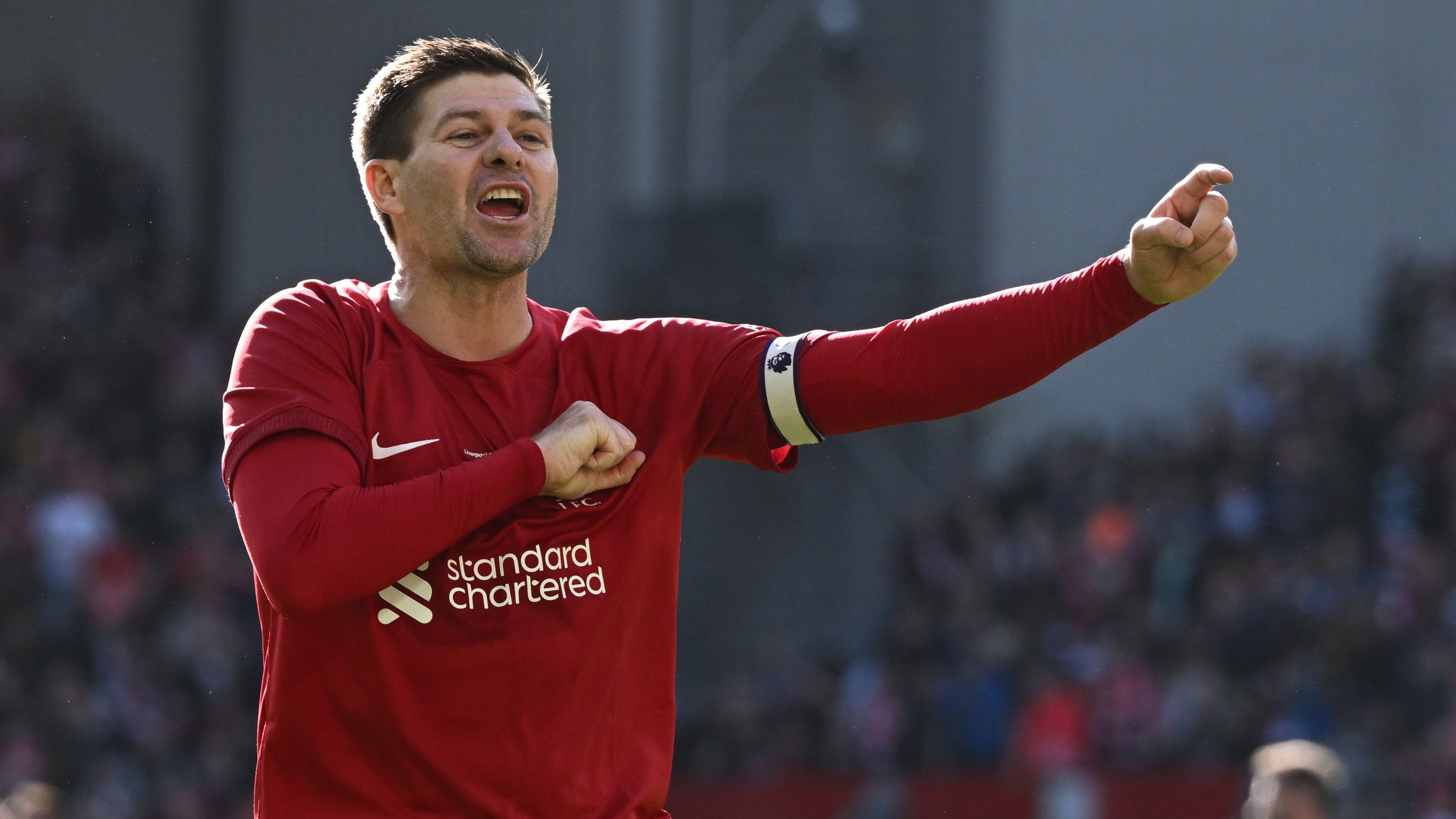 Gerrard újra gólt szerzett az Anfielden, az ellenfél szurkolói megdobálták – videóval
