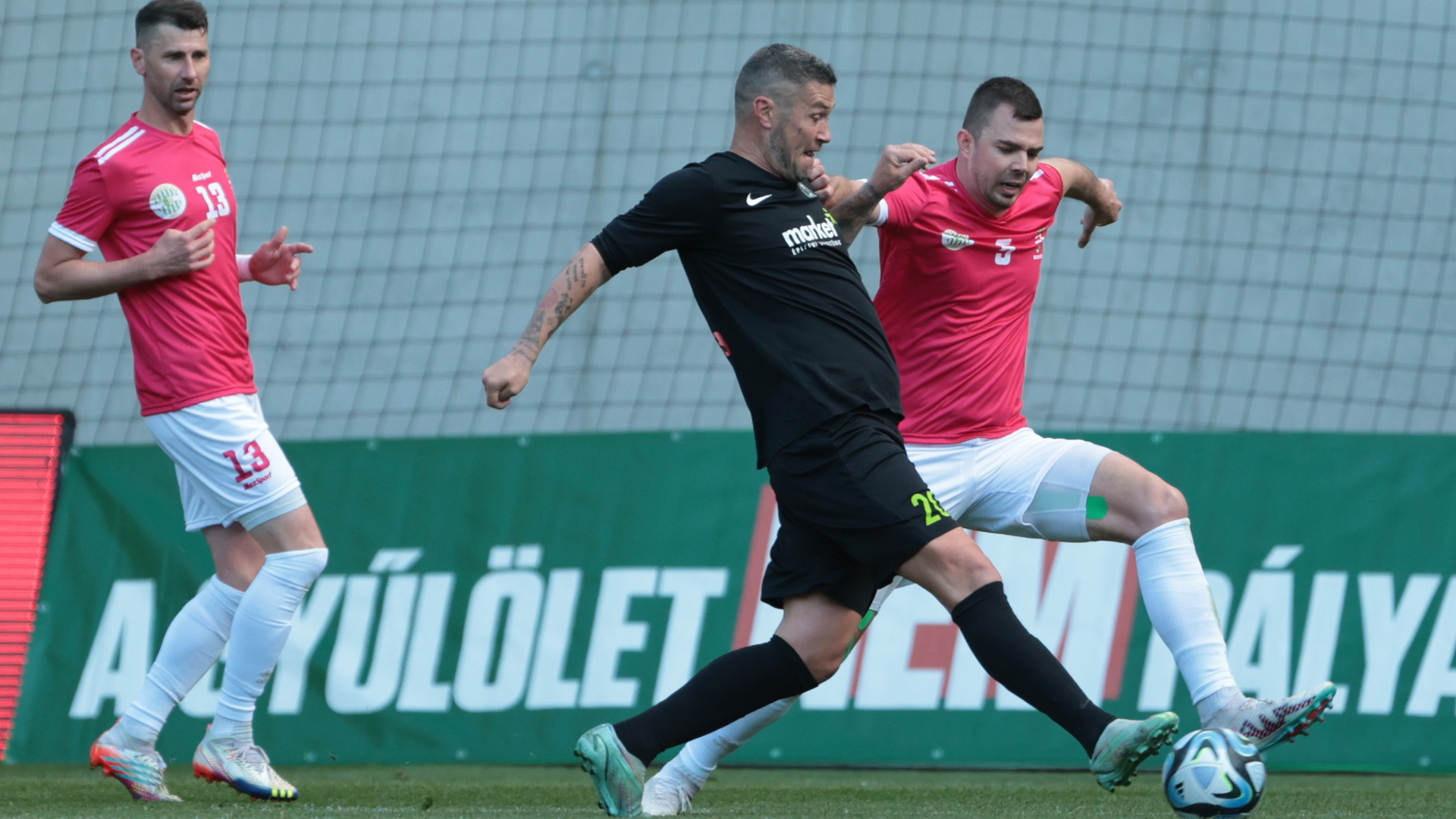 Két korábbi válogatott futballista csatája: Feczesin Róbert és Debreceni András (Fotó: Czerkl Gábor)