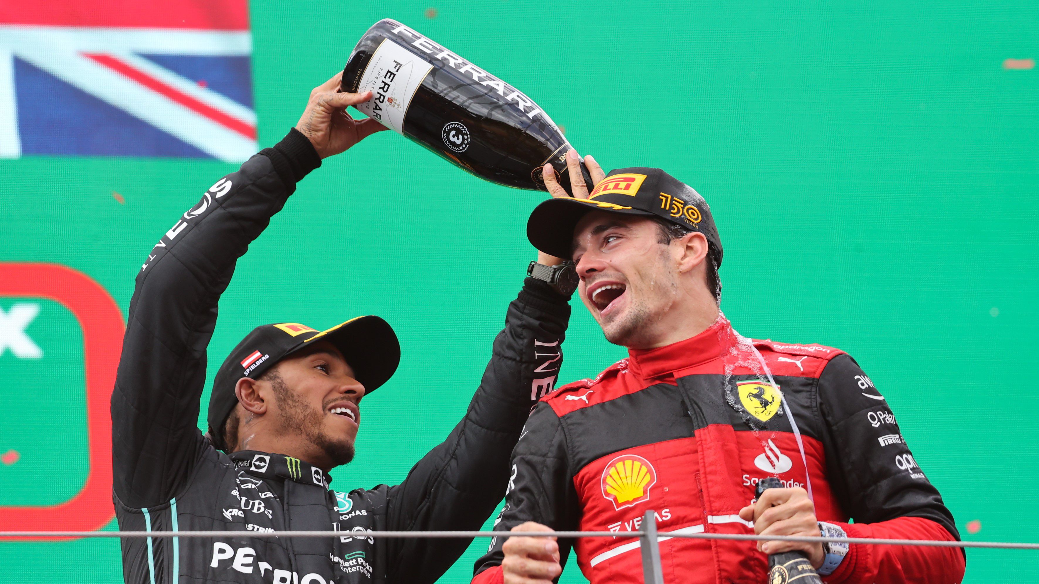 Itt még különböző színekben – Lewis Hamilton és Charles Leclerc csapattársak lesznek?