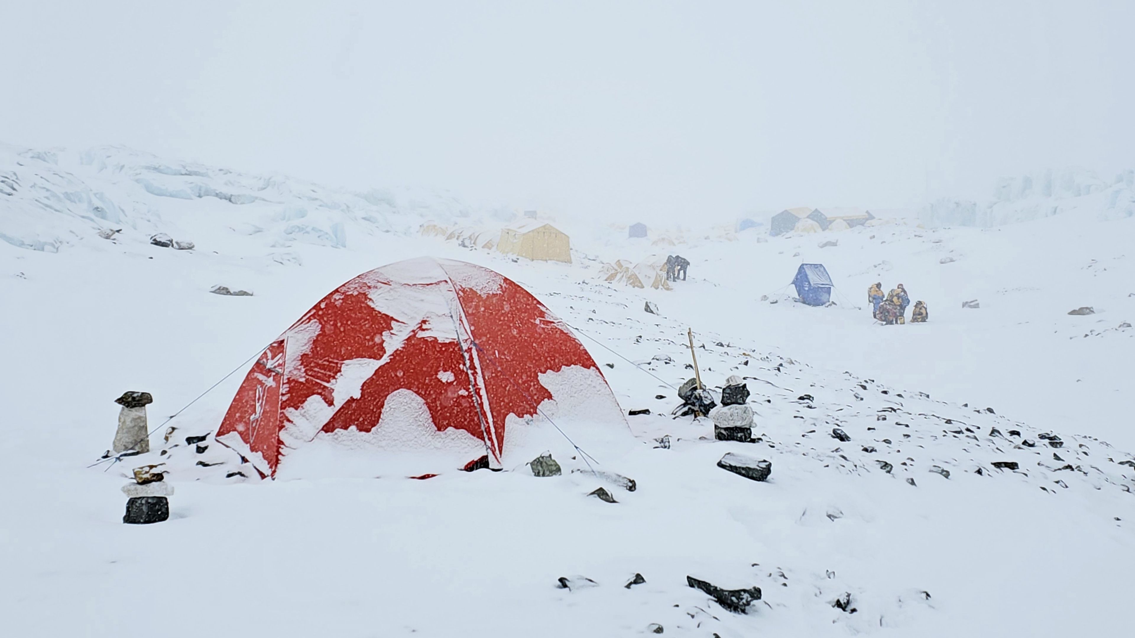 Suhajda Szilárd sátra behavazódott, egyelőre nincs hiteles információ, hogy mi történt a mászóval. (Fotó: Kyocera Everest Expedíció 2023)