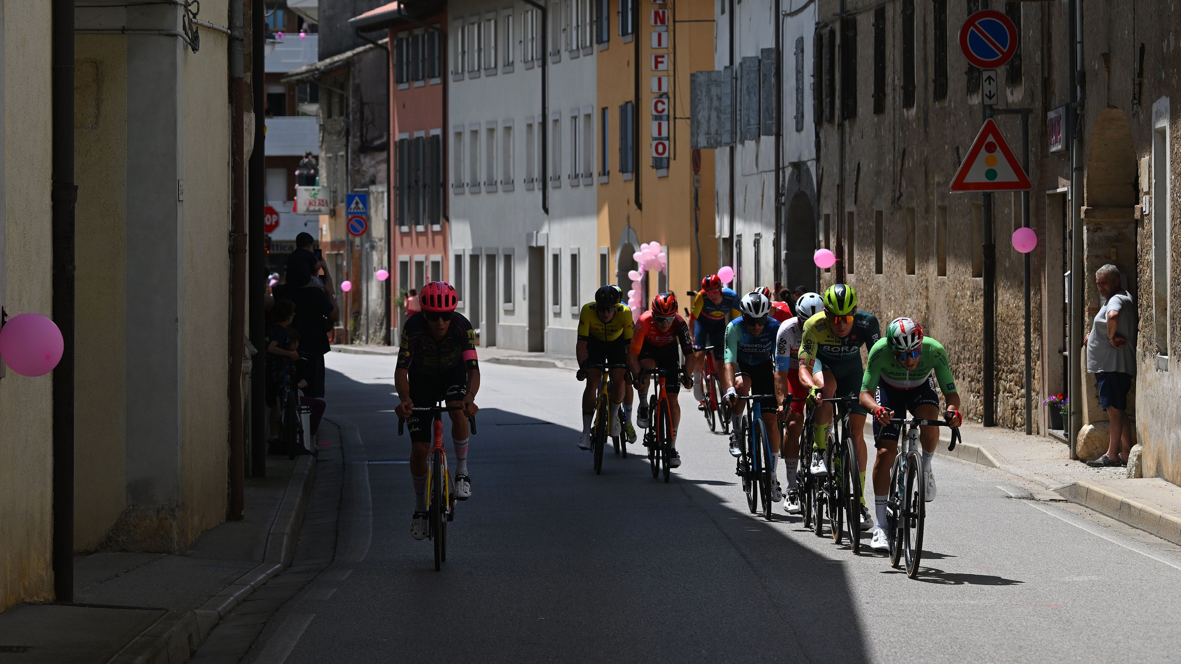 Pogacar egy lépésre a végső győzelemtől, Valter 18. lett a Giro szombati szakaszán