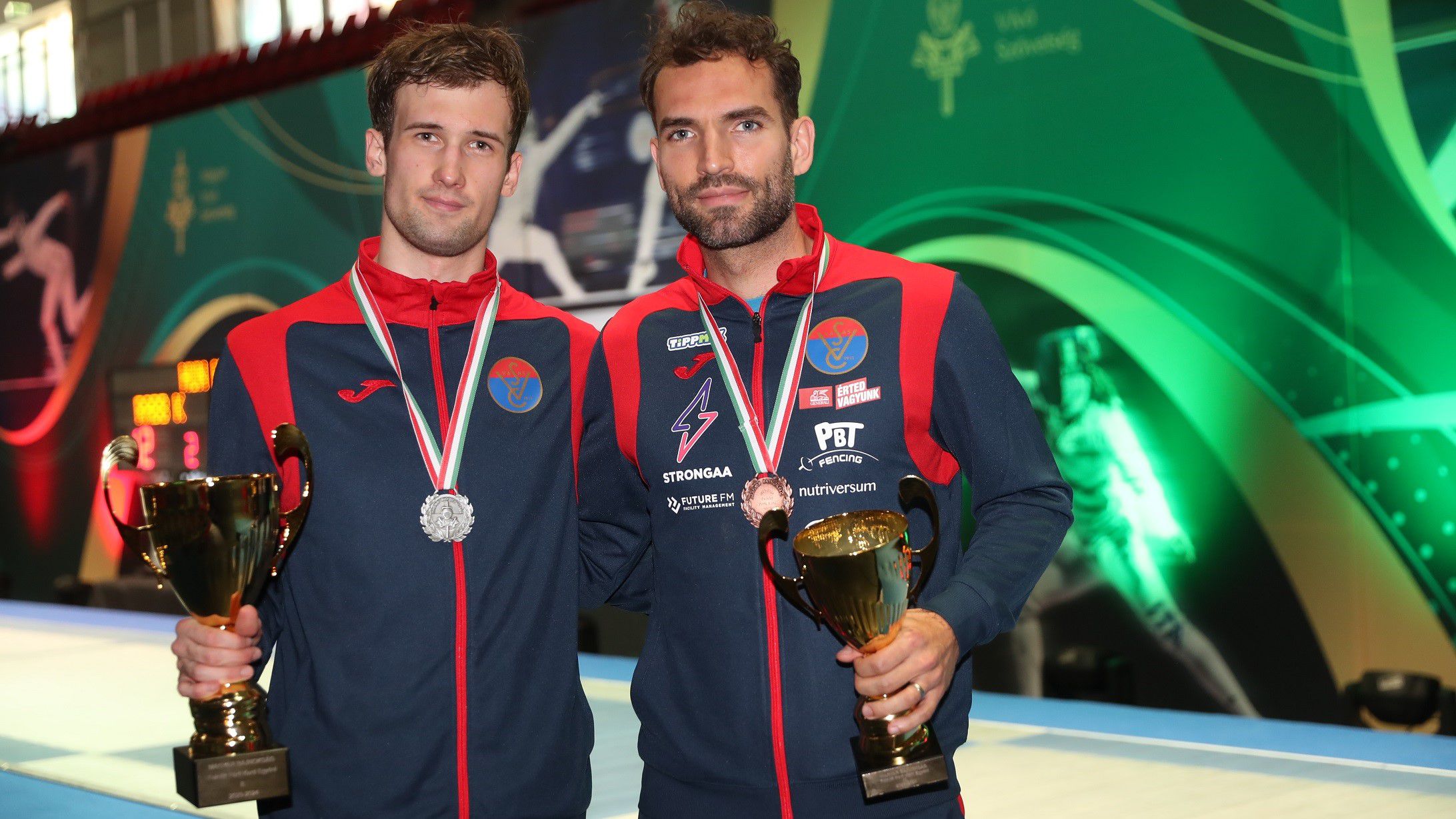 Rabb Krisztián (balra) a háromszoros olimpiai bajnok Szilágyi Áron legyőzésével jutott az
országos bajnokság döntőjébe Fotó: vasassc.hu