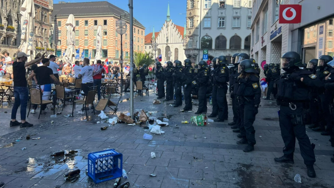 A szerbek korsókkal „üdvözölték a zsarukat (Fotó: sportal.blic.rs)